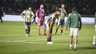 Mallo se resigna cuando el final sonó en el sur bonaerense. El defensor tuvo un mal partido.