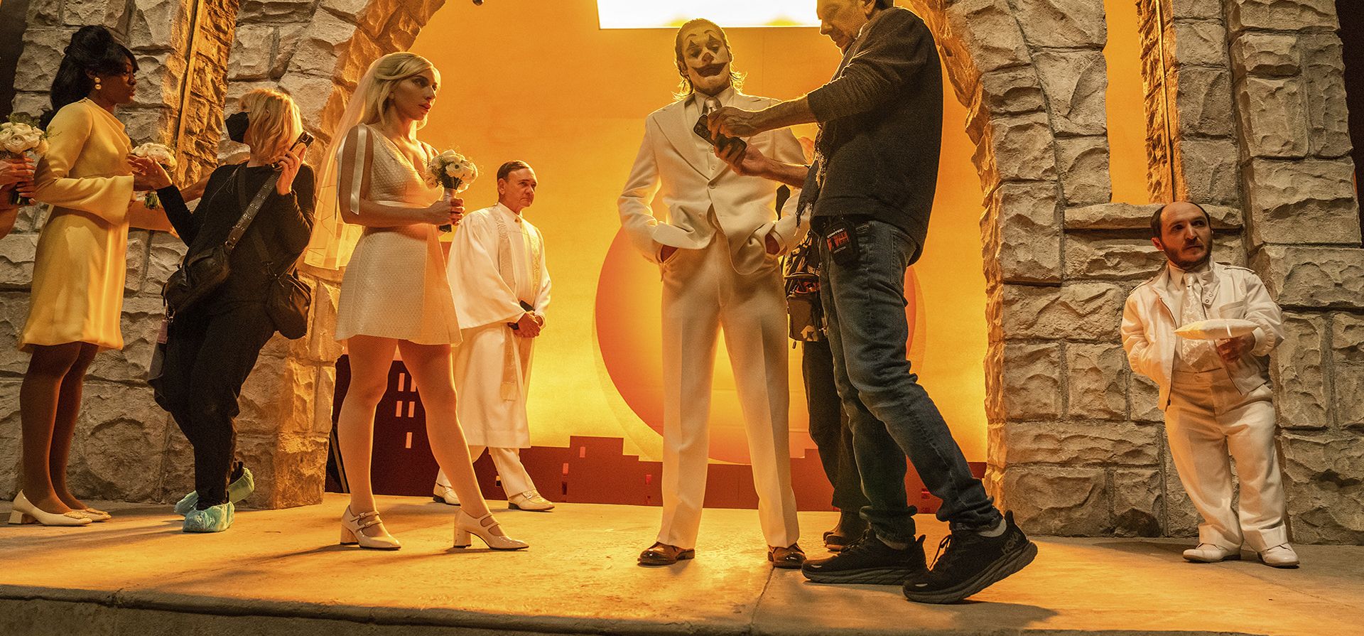 Imagen difundida por Warner Bros Pictures muestra a los actores Lady Gaga y Joaquin Phoenix, en el set con el cineasta Todd Phillips durante la filmación de Imagen difundida por Warner Bros Pictures muestra a los actores Lady Gaga y Joaquin Phoenix, en el set con el cineasta Todd Phillips durante la filmación de