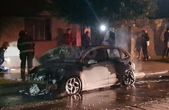 El auto incendiado en la noche del mi&eacute;rcoles.&nbsp;