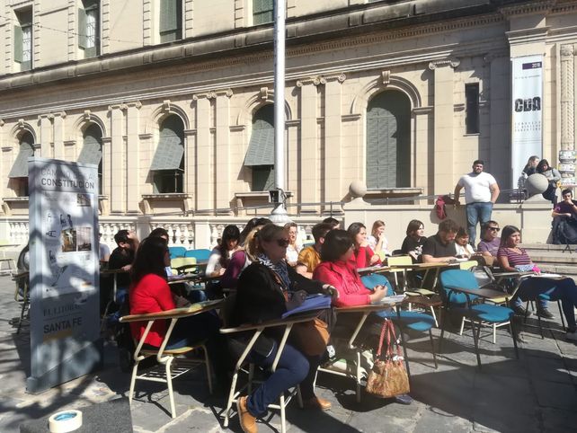 Cortes de calles y reclamos: dan clases públicas en las facultades céntricas
