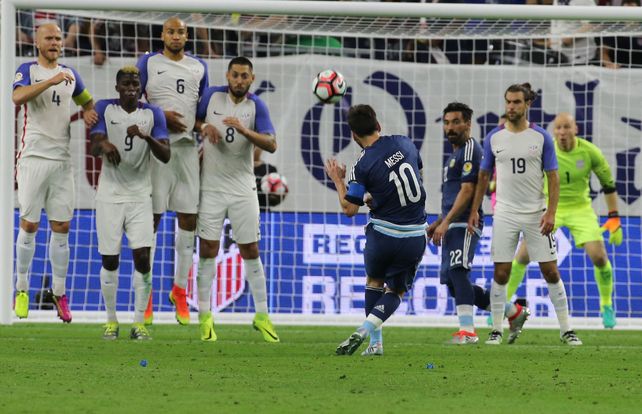 Pasó lo que tenía que pasar: Messi hizo un tiro libre y dejó atrás el récord de Batistuta