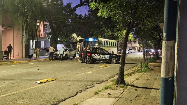Tragedia en el macrocentro: un motociclista murió tras un choque con un colectivo en calle Urquiza