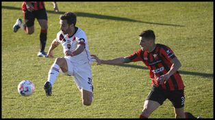 Ignacio Scocco esta volviendo a su mejor nivel. Aquí anticipando a Oliver Benitez.
