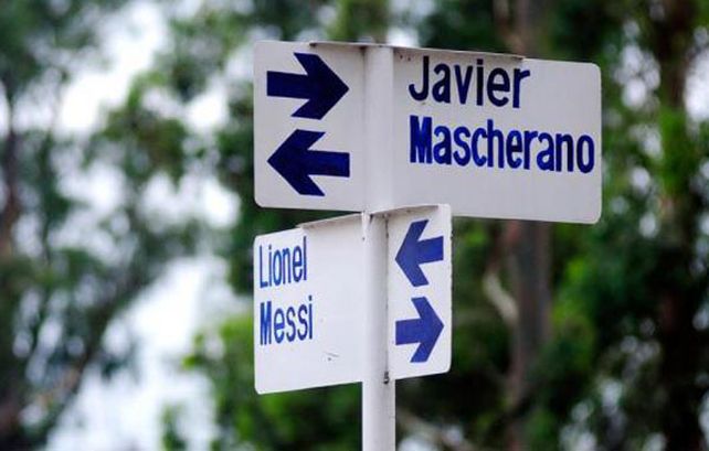 Esquina de Lionel Messi y Javier Mascherano.