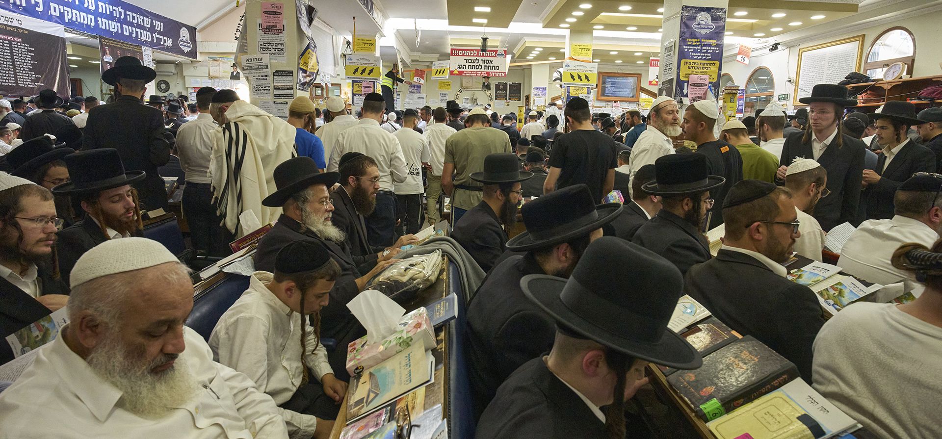 Judíos ortodoxos rezan ante la tumba del rabino Nachman, bisnieto del fundador del movimiento jasídico, para celebrar el Año Nuevo judío en la ciudad de Uman, a 200 kilómetros (125 millas) al sur de Kiev, la capital de Ucrania, el lunes 22 de septiembre de 2025. (Foto AP/Efrem Lukatsky) Judíos ortodoxos rezan ante la tumba del rabino Nachman, bisnieto del fundador del movimiento jasídico, para celebrar el Año Nuevo judío en la ciudad de Uman, a 200 kilómetros (125 millas) al sur de Kiev, la capital de Ucrania, el lunes 22 de septiembre de 2025. (Foto AP/Efrem Lukatsky)