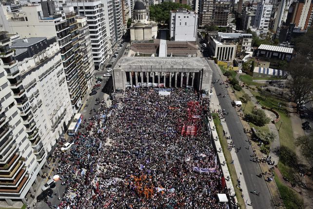 Más de 70.000 mujeres escucharon y aclamaron el documento inicial del ENM 2016. Después hubo una performance con música y brujas y sombreros puntiagudos colgaron del monumento. Foto: La Capital&nbsp;