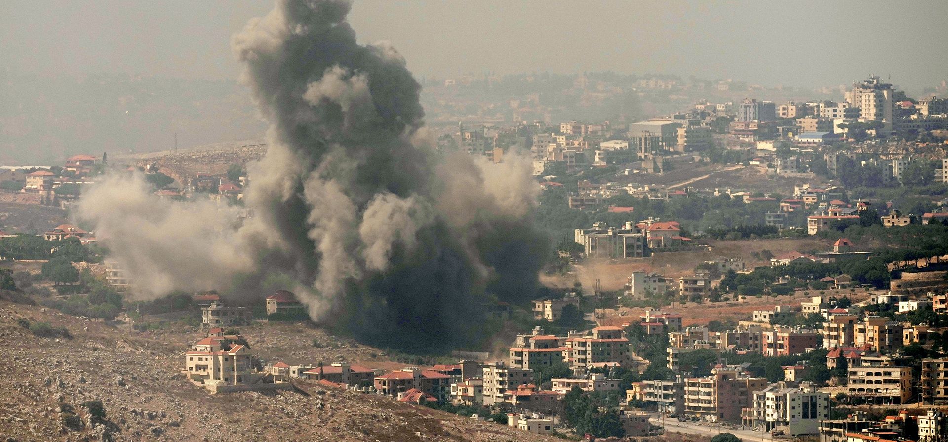 El humo se eleva tras los ataques aéreos israelíes en la aldea de Kfar Rouman, en el sur del Líbano, visto desde Marjayoun, el miércoles 25 de septiembre de 2024. (Foto AP/Hussein Malla) El humo se eleva tras los ataques aéreos israelíes en la aldea de Kfar Rouman, en el sur del Líbano, visto desde Marjayoun, el miércoles 25 de septiembre de 2024. (Foto AP/Hussein Malla)