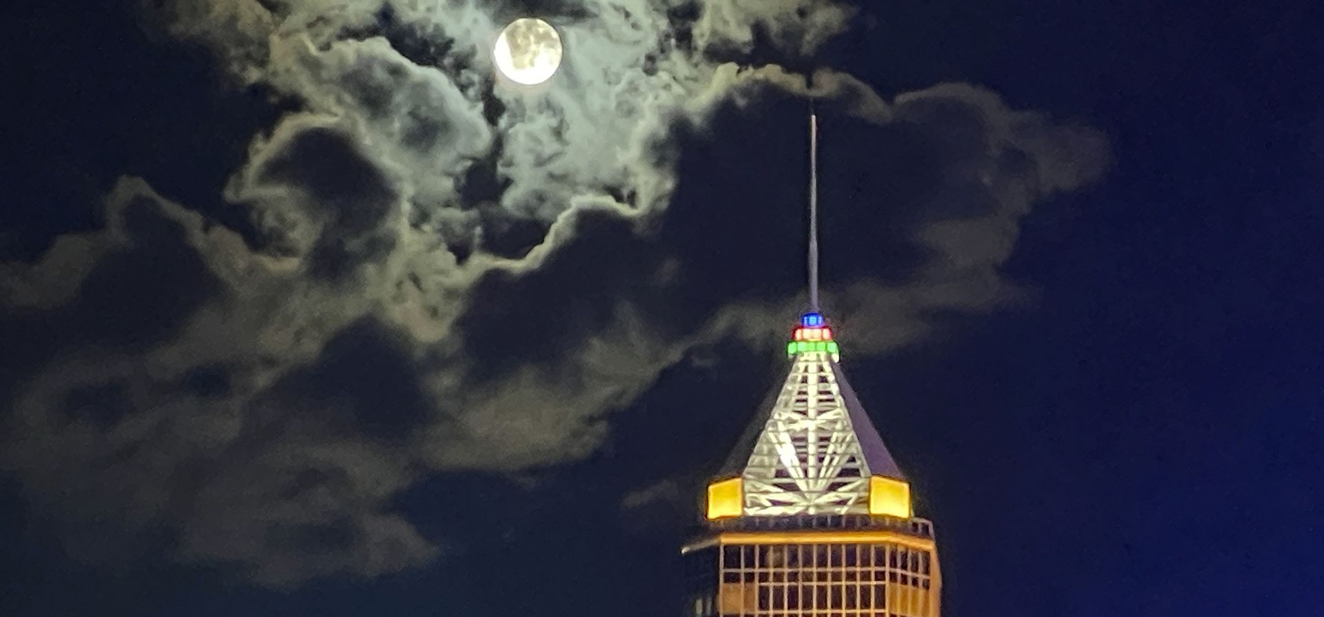 La luna llena sale detrás de un rascacielos, en un día marcado como el Festival del Medio Otoño en Hong Kong, el martes 17 de septiembre de 2024. (Foto AP) La luna llena sale detrás de un rascacielos, en un día marcado como el Festival del Medio Otoño en Hong Kong, el martes 17 de septiembre de 2024. (Foto AP)