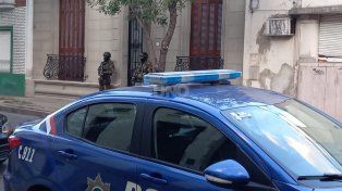 Uno de los allanamientos que terminó con policías y civiles detenidos relacionados con el copamiento de la Comisaría de Arroyo Leyes&nbsp;