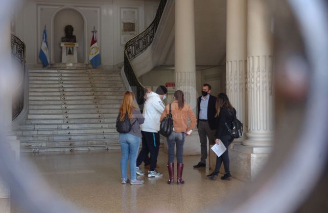 La reunión fue en el hall de Casa Gris y duró más de media hora. La reunión fue en el hall de Casa Gris y duró más de media hora.