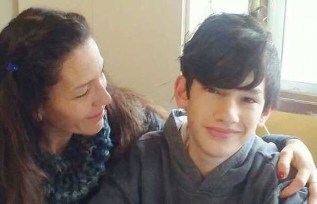 Final feliz. La mamá abraza a su hijo