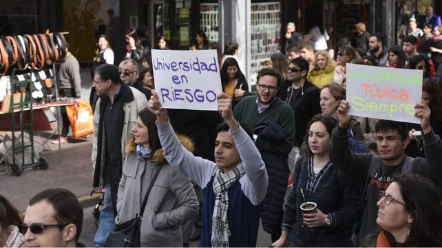 Una multitudinaria marcha cerró filas en defensa de la universidad pública