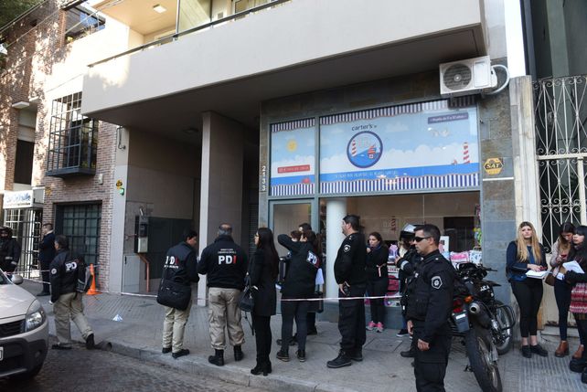 Escena criminal. Los peritos del a PDI en el edificio de Zeballos 2133.