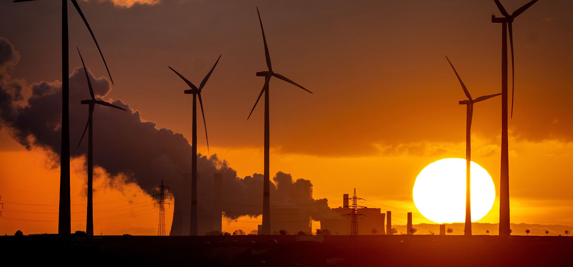 El vapor se eleva desde la planta de energía a carbón cerca de las turbinas eólicas Niederaussem, Alemania, mientras sale el sol el miércoles 2 de noviembre de 2022. La Cumbre Climática COP27 de la ONU está programada para llevarse a cabo en Sharm el-Sheikh, Egipto, a partir del domingo 2 de noviembre de 2022. (Foto AP/Michael Probst)