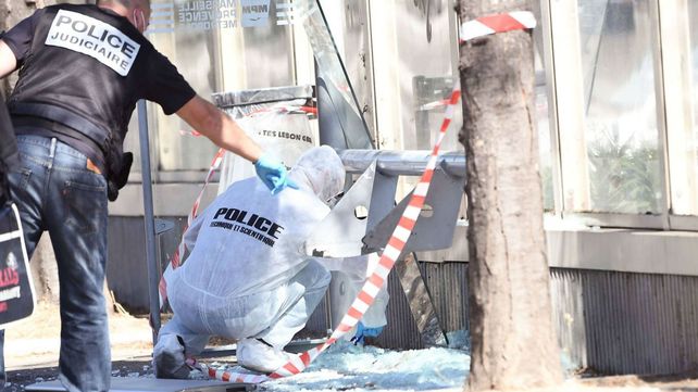 Un muerto al estrellarse un auto contra dos paradas de ómnibus en Marsella
