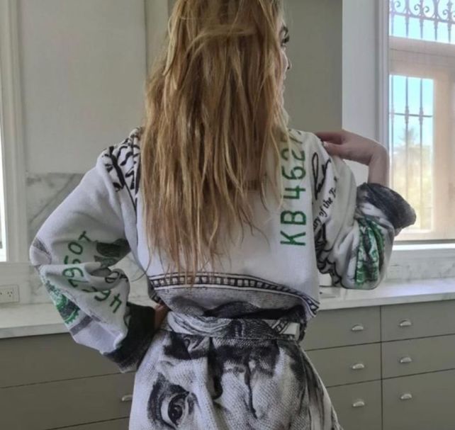 Fátima Florez compartió una foto con una bata de baño con un particular estampado. La imagen fue replicada por el presidente