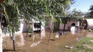 Evacuaron a cuatro familias que viven fuera de las defensas