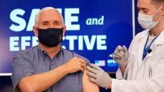 El vicepresidente Mike Pence al ser vacunado ayer con la dosis de Pfizer. El vicepresidente Mike Pence al ser vacunado ayer con la dosis de Pfizer.