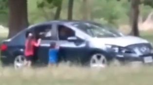 Una pareja bajó a sus hijos del auto en un parque para tener relaciones sexuales