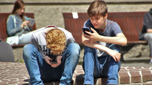 La ley se apoyó en informes de especialistas que alertaron perjuicios en el uso de las redes sociales en jóvenes