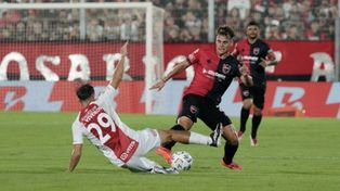 Mateo Silvetti maniobra ante un jugador de Argetinos Juniors en el encuentro del último viernes en el Coloso.