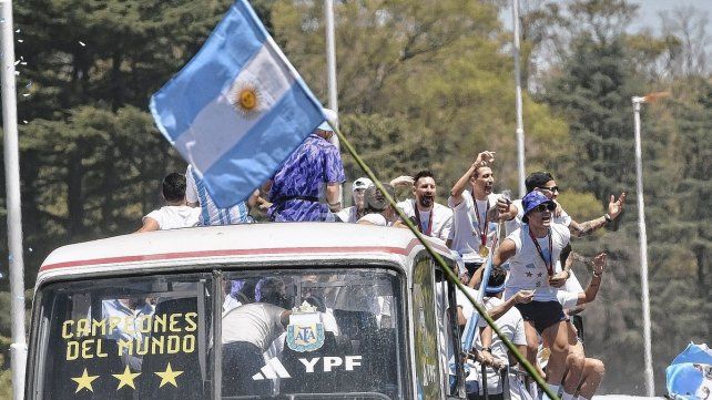 Messi no suelta la Copa y sus compañeros animan la fiesta con la gente