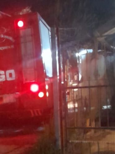 Barrio Ciudadela: otra vez pirómanos incendiaron un auto que estaba estacionado en la calle