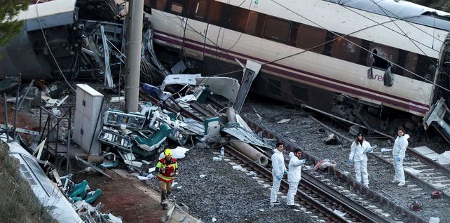 Bomberos y miembros de la Guardia Civil trabajan junto a uno de los trenes siniestrados en España Susana Vera (REUTERS)