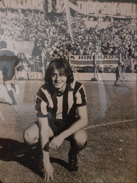 Vigna, número 10 de la reserva en 1975, en un partido contra River en la cancha de Newell’s.