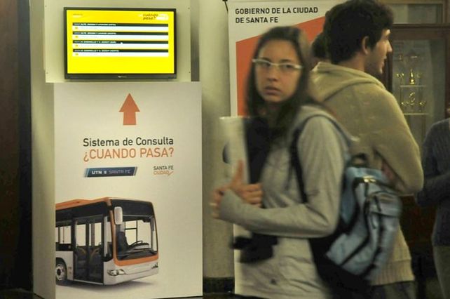 La pantalla del Vuando Pasa en el hall de la UTN Santa Fe.