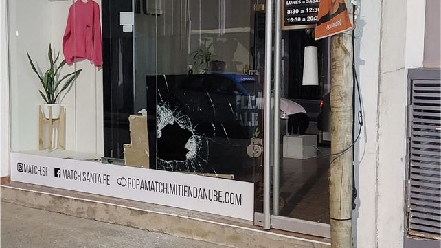 Robo en microcentro: rompieron el vidrio y desnudaron al maniquí 