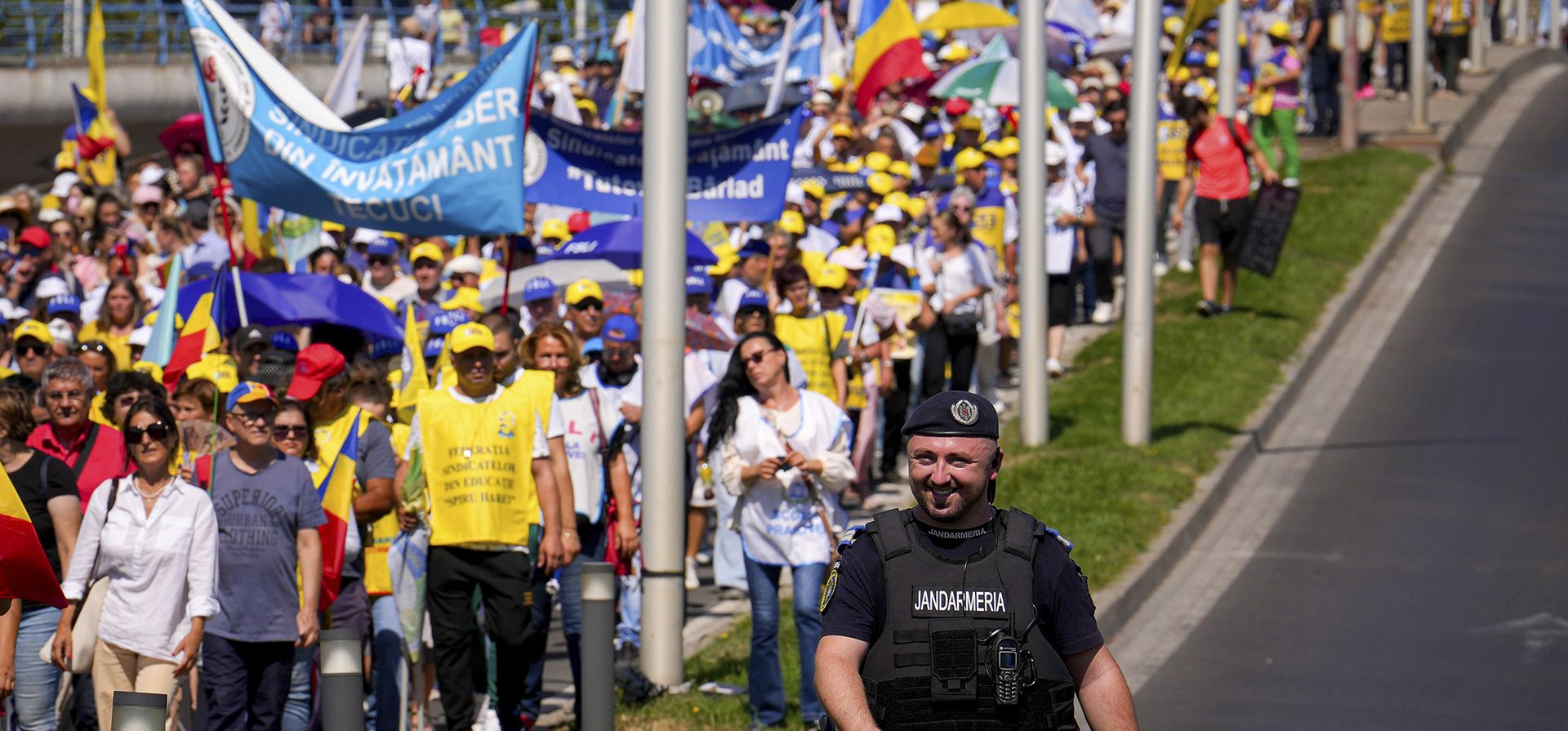 Un gendarme camina mientras miles de profesores y empleados del sistema educativo participan en una protesta antes de los cambios previstos en la ley de educación, al inicio del nuevo año escolar, en Bucarest, Rumania, el lunes 8 de septiembre de 2025. (Foto AP/Vadim Ghirda) Un gendarme camina mientras miles de profesores y empleados del sistema educativo participan en una protesta antes de los cambios previstos en la ley de educación, al inicio del nuevo año escolar, en Bucarest, Rumania, el lunes 8 de septiembre de 2025. (Foto AP/Vadim Ghirda)