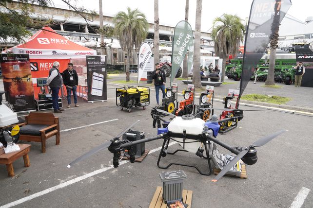 Uno de los drones de mayor porte exhibidos en el parque de maquinaria, una de las principales atracciones para los visitantes.