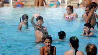 Los santafesinos escapan del calor a las piletas de los campings