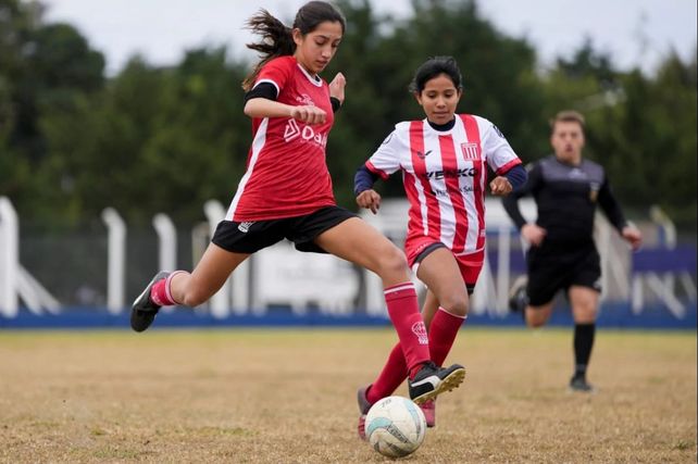 Candelaria Cabrera juega de volante por derecha para Huracán de Chabás. Es zapatuda: le abrió el camino a varias nenas futboleras en Santa Fe.