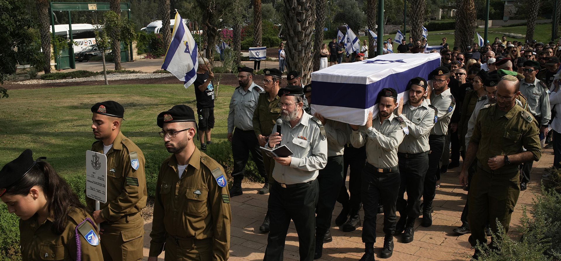 Miembros de las fuerzas israelíes portan el ataúd del capitán israelí-estadounidense Omer Neutra, rehén asesinado, después de que su cuerpo fuera repatriado desde Gaza como parte de un acuerdo de alto el fuego entre Israel y Hamás, en el cementerio Kiryat Shaul, en Tel Aviv, el viernes 7 de noviembre de 2025. (Foto AP/Leo Correa) Miembros de las fuerzas israelíes portan el ataúd del capitán israelí-estadounidense Omer Neutra, rehén asesinado, después de que su cuerpo fuera repatriado desde Gaza como parte de un acuerdo de alto el fuego entre Israel y Hamás, en el cementerio Kiryat Shaul, en Tel Aviv, el viernes 7 de noviembre de 2025. (Foto AP/Leo Correa)