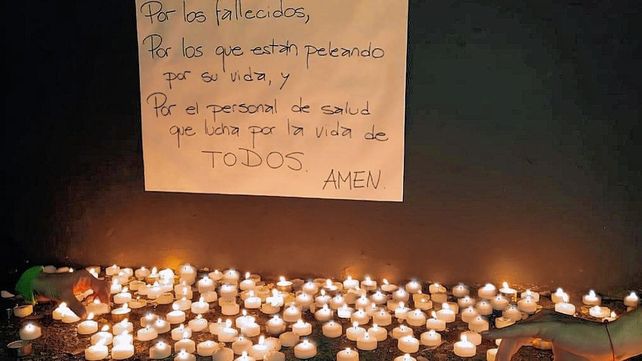 El homenaje a las víctimas del coronavirus de los rafaelinos frente al hospital Jaime Ferré&nbsp;