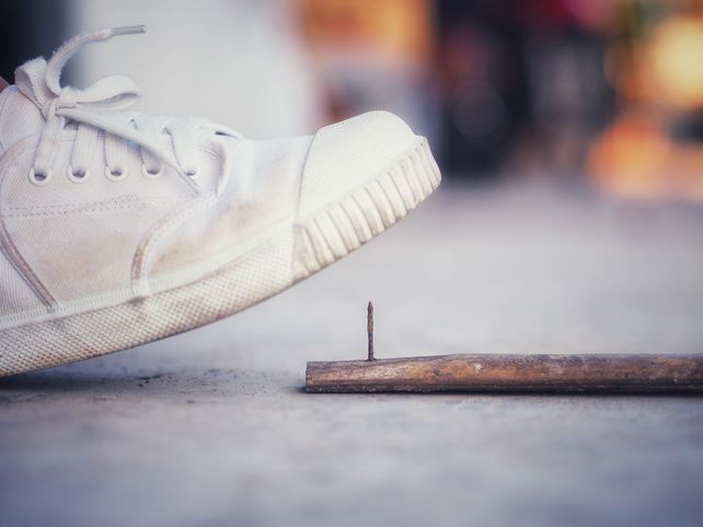 En verano hay que estar más atentos al pisar descalzos o con ojotas ya que pueden clavarse objetos contaminados&nbsp;