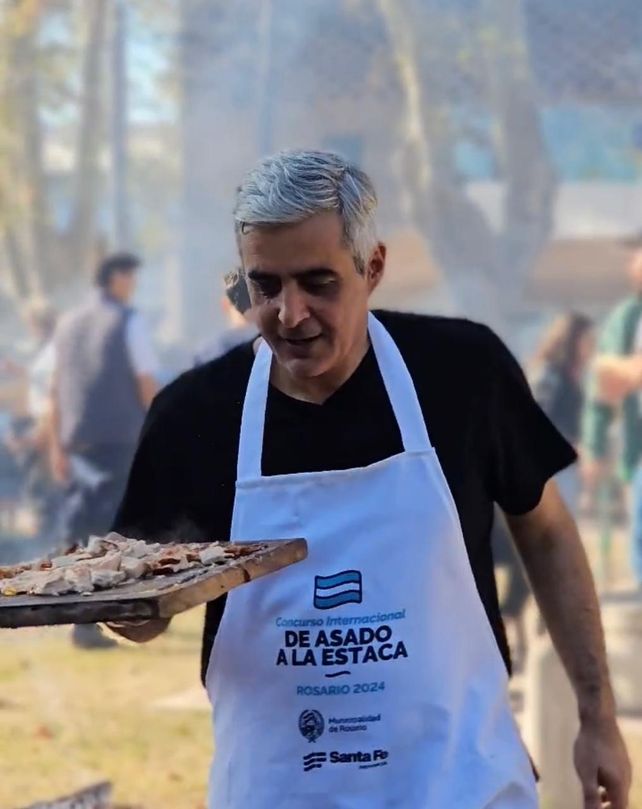Bartolacci a la carta. El rector de la UNR demostró su pasión por las brasas en el concurso del Asado a la Estaca