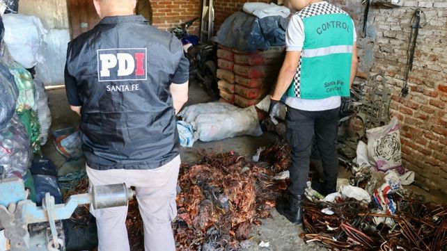 Operativos en chatarrerías de Santa Fe: decomiso de cobre, clausura de un local y dos demorados