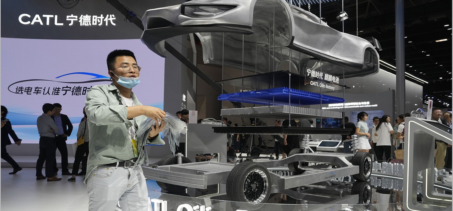 Un visitante pasa por el stand del fabricante chino de baterías CATL durante Auto China 2024 en Beijing, el jueves 25 de abril de 2024. Los fabricantes de automóviles globales y las nuevas empresas de vehículos eléctricos presentaron el jueves nuevos modelos y autos conceptuales en la feria automotriz más grande de China. (Foto AP/Ng Han Guan) Un visitante pasa por el stand del fabricante chino de baterías CATL durante Auto China 2024 en Beijing, el jueves 25 de abril de 2024. Los fabricantes de automóviles globales y las nuevas empresas de vehículos eléctricos presentaron el jueves nuevos modelos y autos conceptuales en la feria automotriz más grande de China. (Foto AP/Ng Han Guan)