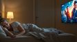 ¿Hombres o mujeres?: quién engorda más por dormir con la televisión prendida