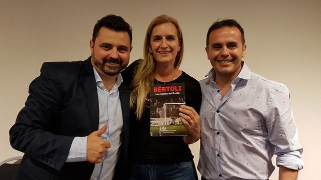 Washi junto a la periodista Maria Laura Weibel y el conductor y productor Cristian Bello.&nbsp;