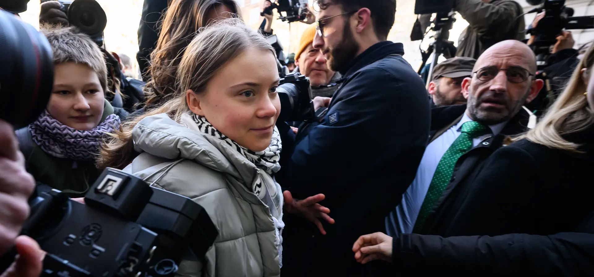 Greta Thunberg llega al tribunal de magistrados de Westminster para enfrentarse a un delito de orden público relacionado con una protesta en Mayfair en octubre de 2023 contra el Foro de Inteligencia Energética, Londres, Inglaterra. Fotografía: Leon Neal/Getty Greta Thunberg llega al tribunal de magistrados de Westminster para enfrentarse a un delito de orden público relacionado con una protesta en Mayfair en octubre de 2023 contra el Foro de Inteligencia Energética, Londres, Inglaterra. Fotografía: Leon Neal/Getty