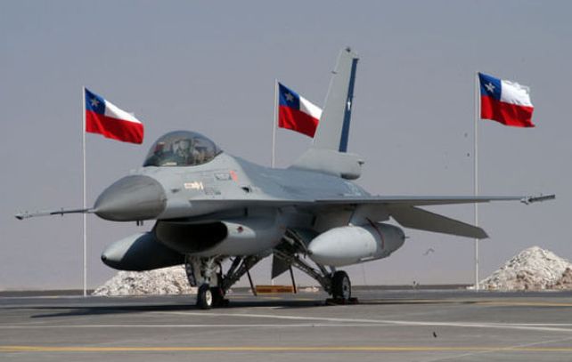 Poder aéreo. Un caza F-16 chileno. El país posee 44 de estas aeronaves.