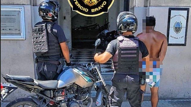Persecución policial en el macrocentro de Santa Fe: un motociclista huyó de un control y terminó detenido