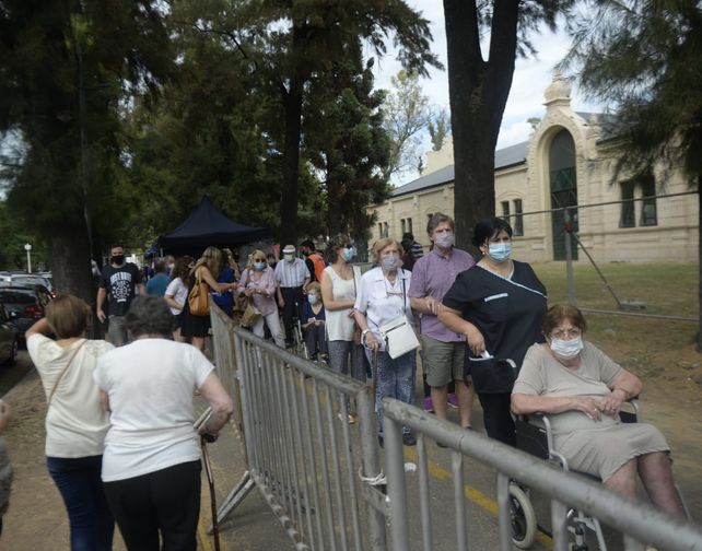 Este lunes comenzó en la ex Rural la vacunación para personas mayores de 90 años.&nbsp;