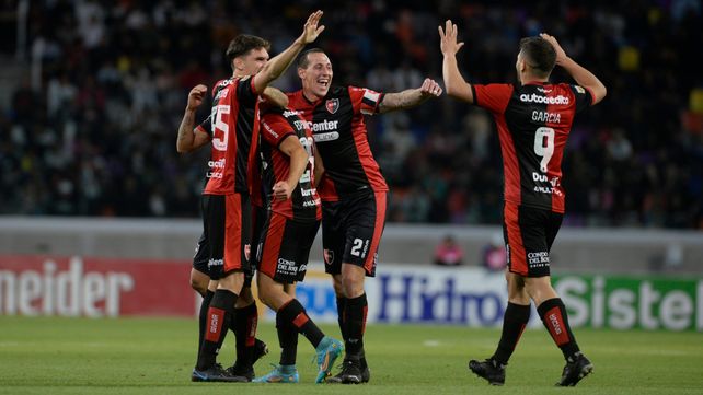 Newells brilló en Santiago, ganó 3 a 0 y está muy cerca de la Sudamericana