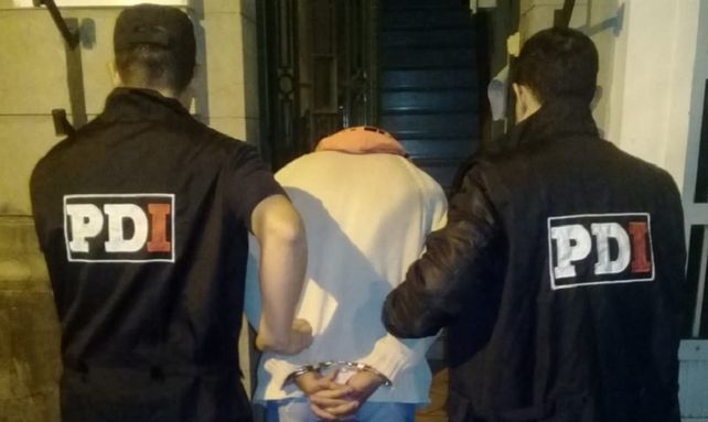 Detenido. El momento en que los pesquisas de la PDI lo trasladaron al joven.&nbsp;