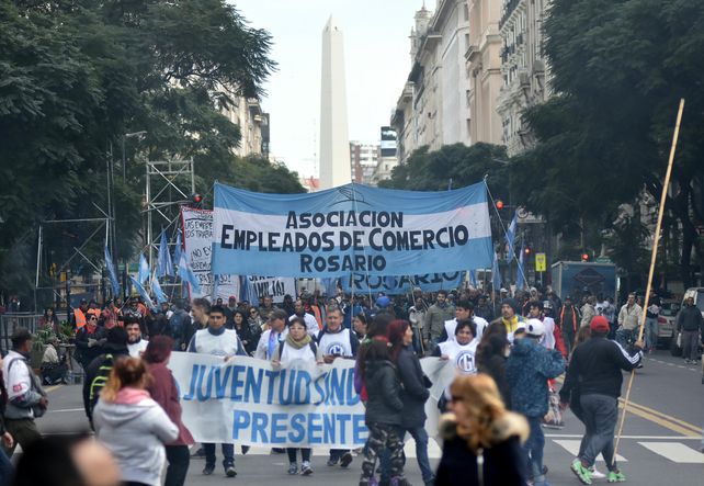 La Plaza de Mayo va tomando el color de la protesta del sindicalismo argentino
